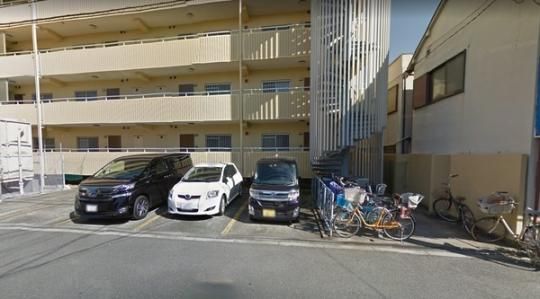 【建物外観】　駐車場と駐輪場