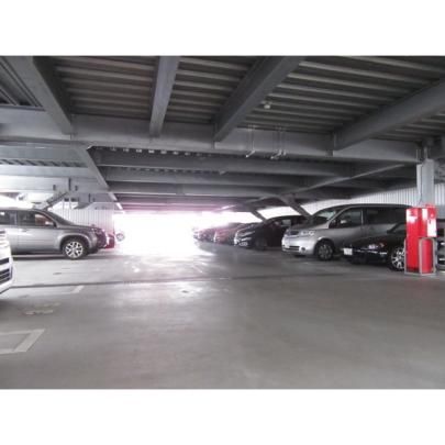 【建物外観】　大型駐車場完備