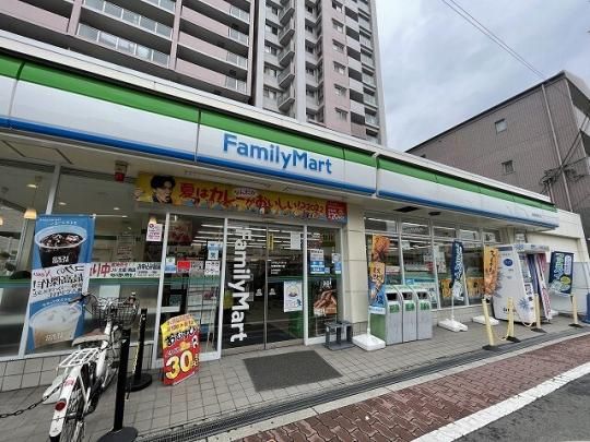 【周辺】　ファミリーマート加島駅東口店：207m