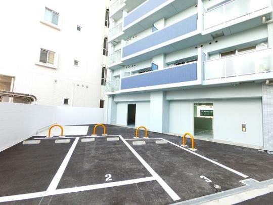 【建物外観】　駐車場＆バイク置き場